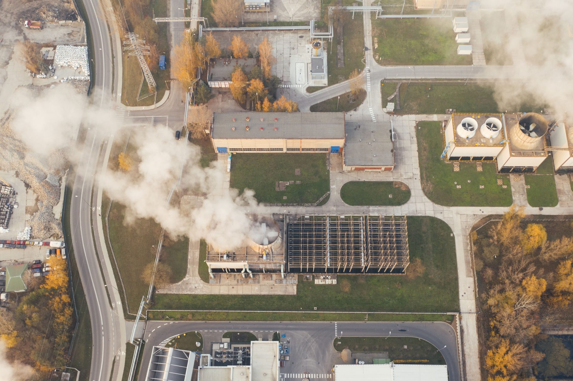 Luftaufnahme eines Industriegebiets mit sichtbaren Rauchemissionen in Posen, Polen.