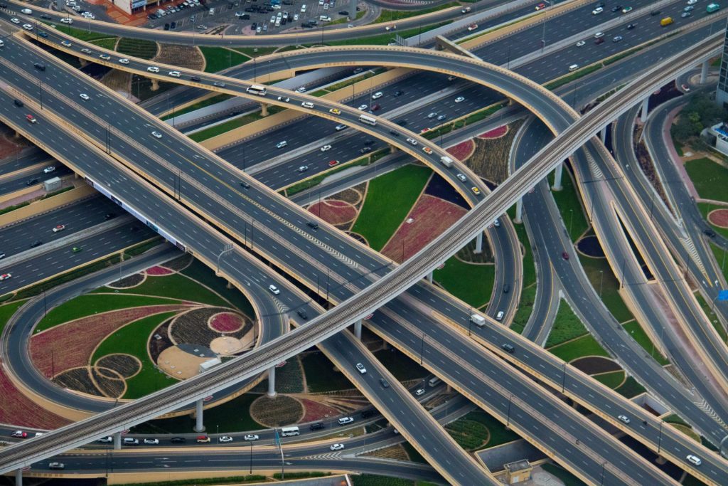Luftaufnahmen von grauen Betonstraßen