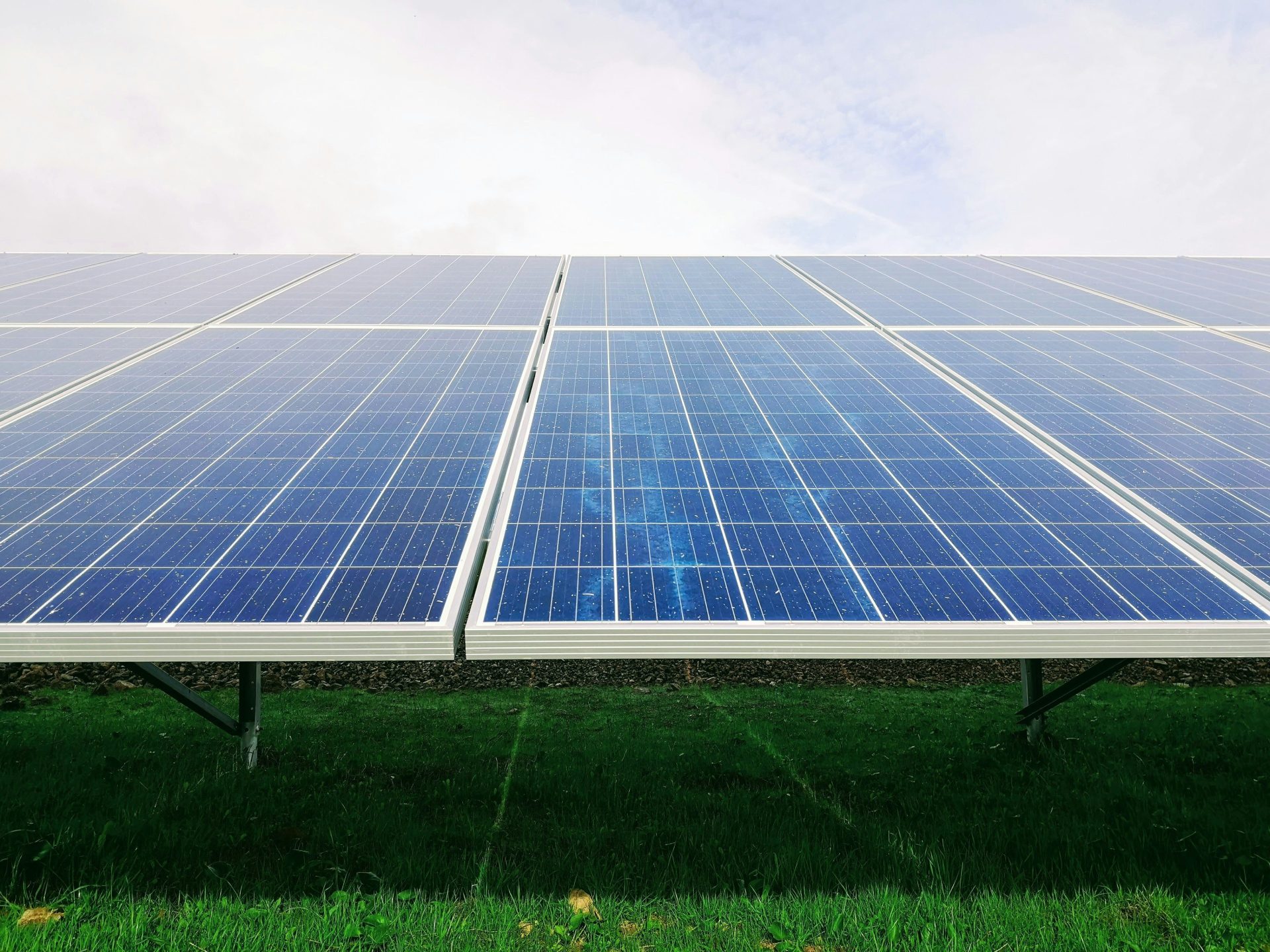 weißes und blaues Solarpanelsystem
