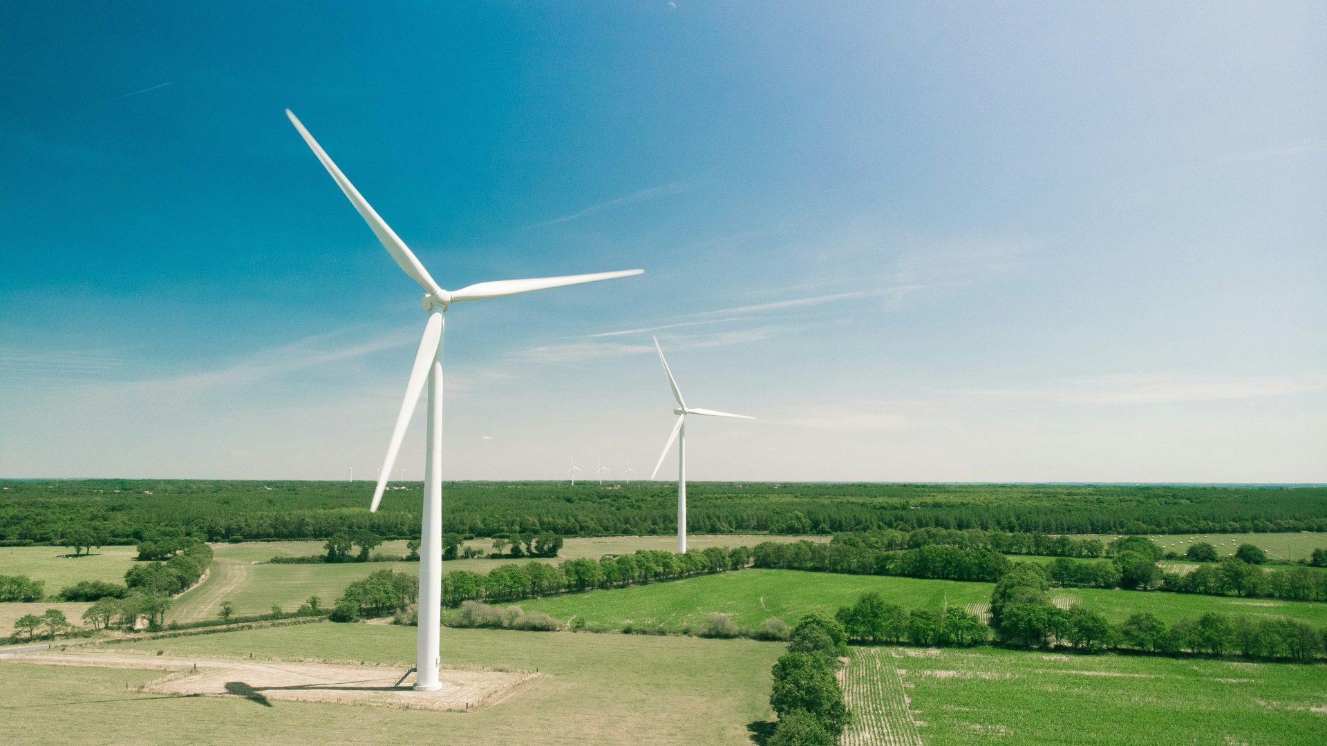 Weiße Windmühle tagsüber
