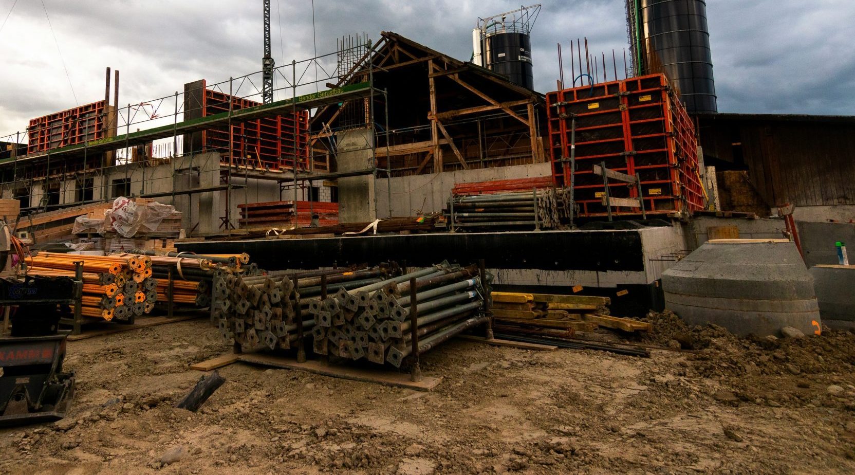 eine Baustelle mit einem Kran im Hintergrund